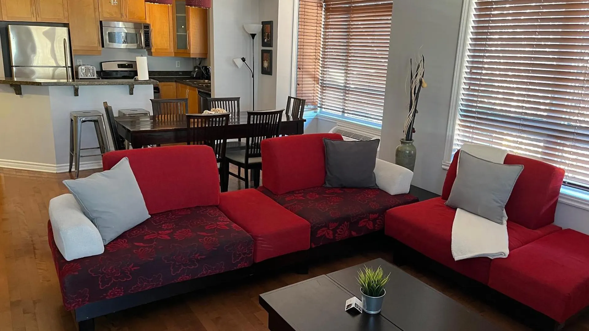 Aparthotelmontreal By Les Terrasses Saint Urbain 2225I2 4*, Montreal