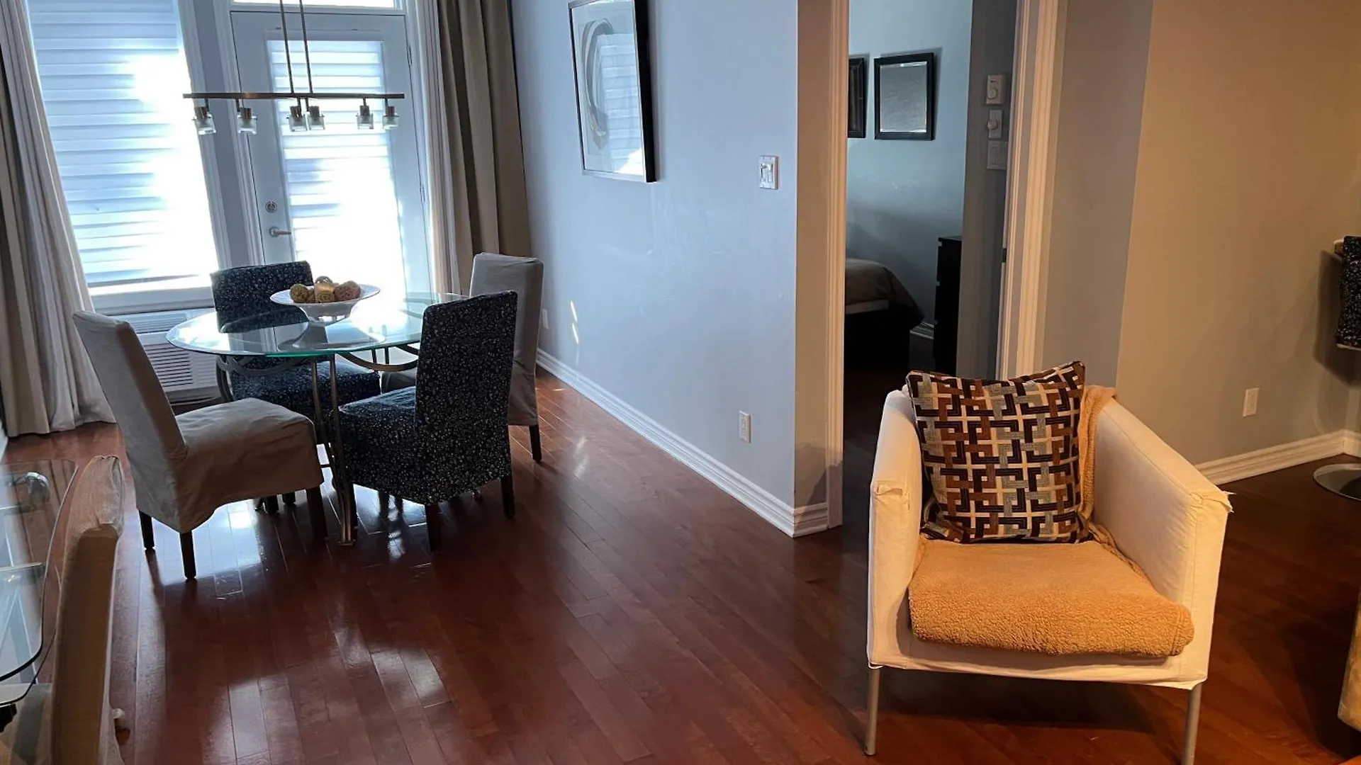 Aparthotelmontreal By Les Terrasses Saint Urbain 2225I2 4*, Montreal